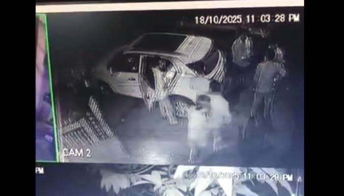 क्राइम ब्रांच की करतूत! दुर्ग के कारोबारी की कार से 2 लाख उड़ाए, CCTV में कैद हुई वर्दी की वारदात वर्दीधारी सदस्य कार के पास खड़ा