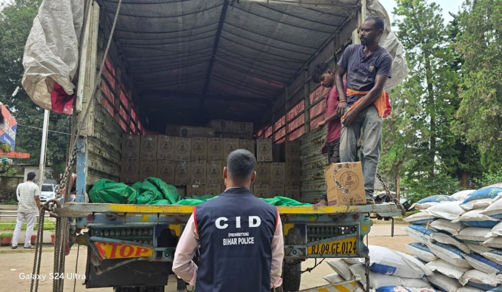 अवैध शराब से भरा ट्रक जब्त