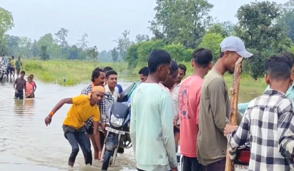 भारी बारिश से नाला उफान पर, ग्रामीण जान जोखिम में डालकर कर रहे हैं पार भारी बारिश से नाला उफान पर