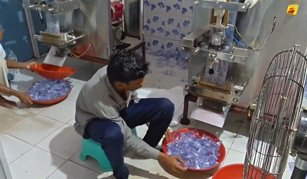 गरियाबंद में “पानी” के नाम पर जहर! 2 रुपये वाले पाउच में न बैच नंबर, न एक्सपायरी डेट – फैक्ट्रियों में धड़ल्ले से चल रहा गोरखधंधा पानी पाउच