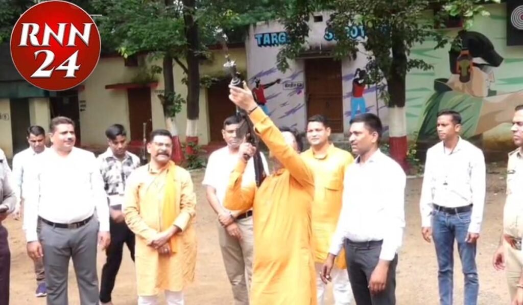 रायपुर पुलिस लाइन में विजयादशमी के अवसर पर परंपरागत शस्त्र पूजा