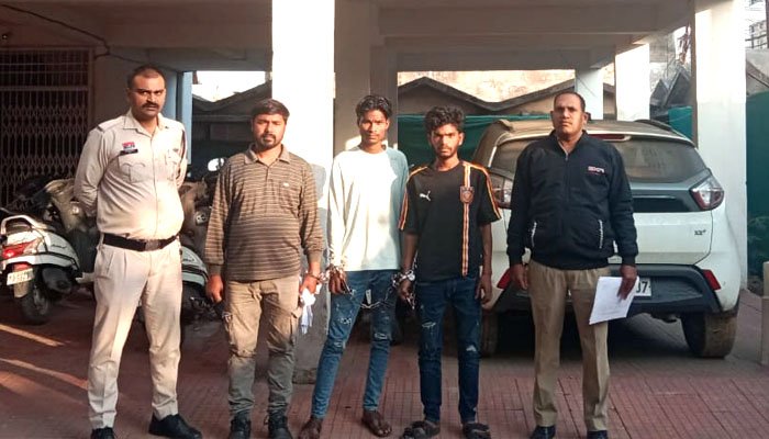 हिस्ट्रीशीटर नंदन राय समेत तीन लुटेरे गिरफ्तार – ट्रक चालक से मारपीट कर नगदी व मोबाइल लूटने का मामला सुलझा