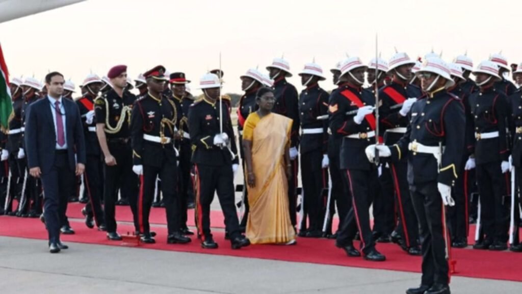 President Murmu Visit Botswana: राष्ट्रपति द्रौपदी मुर्मू की बोत्सवाना यात्रा, 21 तोपों की सलामी के साथ भव्य स्वागत, कई समझौतों पर होंगे हस्ताक्षर