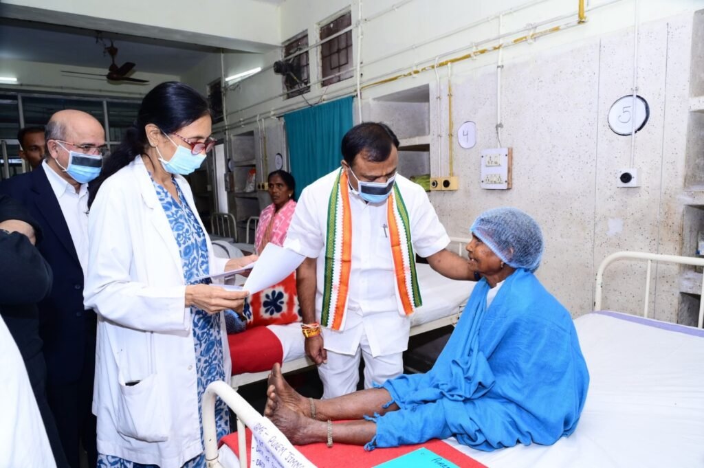प्रदेश कांग्रेस अध्यक्ष दीपक बैज ने बीजापुर नेत्रकांड के पीड़ितों से की मुलाकात, नकली दवाओं पर उठाए सवाल प्रदेश कांग्रेस अध्यक्ष दीपक बैज ने बीजापुर नेत्रकांड के पीड़ितों से की मुलाकात, नकली दवाओं पर उठाए सवाल