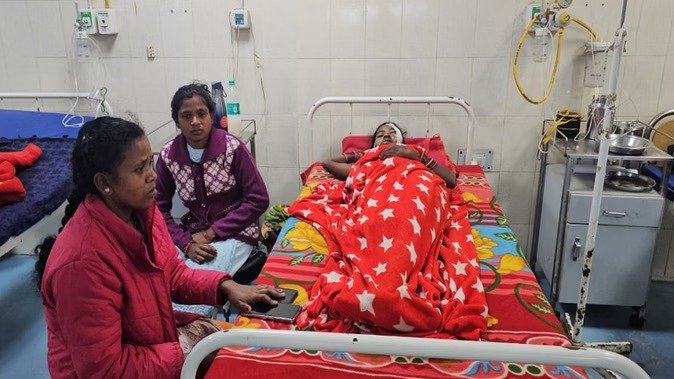 बाइक से भिड़ंत के बाद ऑटो पलटा, 12 लोग घायल, अस्पताल में भर्ती बाइक से भिड़ंत के बाद ऑटो पलटा, 12 लोग घायल, अस्पताल में भर्ती
