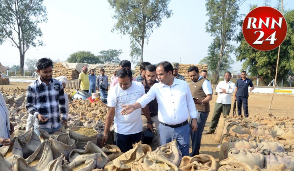 कलेक्टर पहुंचे धान खरीदी केन्द्र