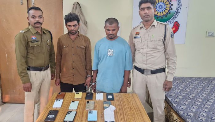 राहगीरों से मोबाइल झपट कर चोरी करने वाले दो आरोपी गिरफ्तार, 13 मोबाइल और मोटरसाइकिल बरामद राहगीरों से मोबाइल झपट