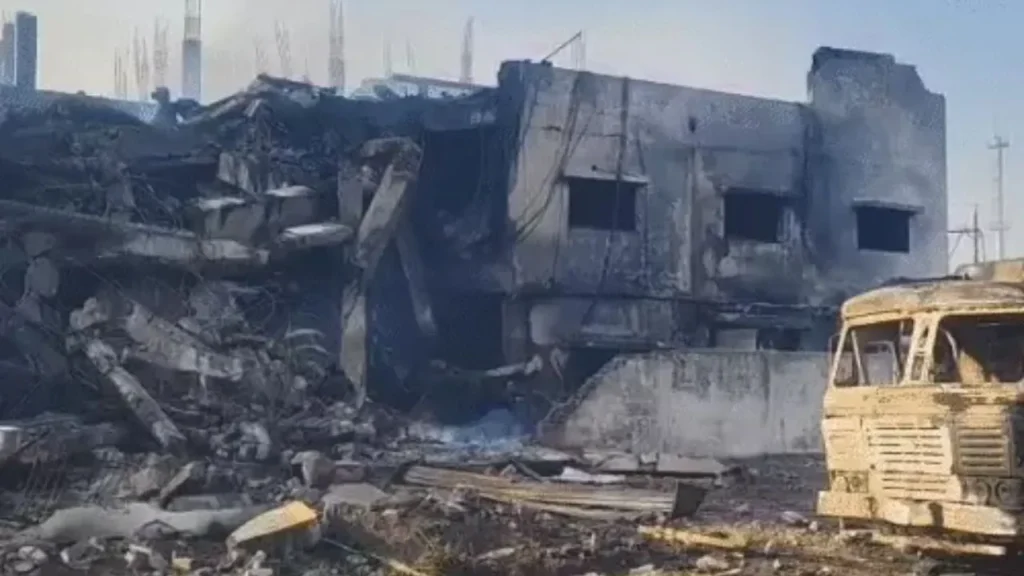 Gujrat Boiler Blast: भरूच की फार्मा कंपनी में बॉयलर फटा, 3 की मौत, 24 घायल; आसपास की फैक्ट्रियों को भी नुकसान Gujrat Boiler Blast: भरूच की फार्मा कंपनी में बॉयलर फटा, 3 की मौत, 24 घायल; आसपास की फैक्ट्रियों को भी नुकसान