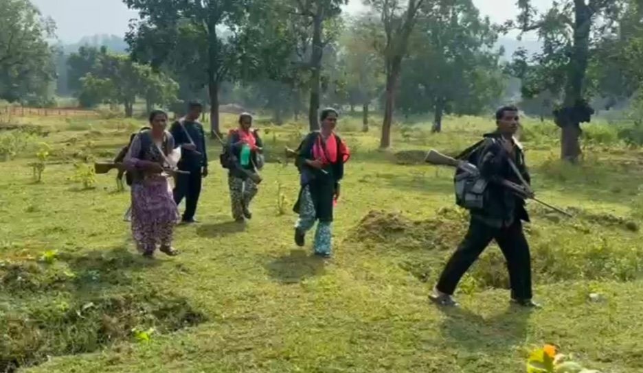 गरियाबंद में नक्सलियों का बड़ा आत्मसमर्पण, उदंती एरिया कमेटी के शीर्ष कमांडर सहित 7 नक्सली हथियारों संग सरेंडर करने निकले