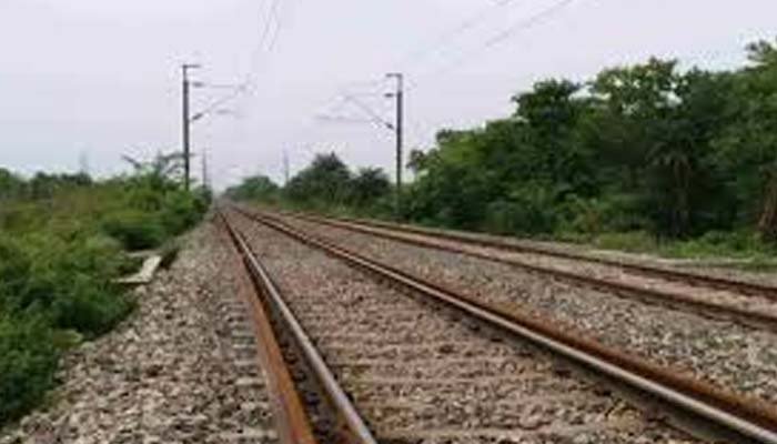 सेल्फी के चक्कर में गई युवती की जान, ट्रेन से गिरकर मौत- पुलिस ने लावारिस बताकर कराया दफन ट्रेन से गिरकर मौत