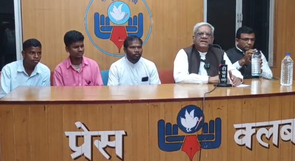 नक्सलियों ने की आगजनी