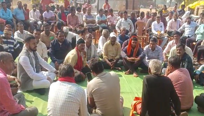 खरीदी केंद्र में ‘मनमानी तौल’ का आरोप, भड़के किसान, प्रशासन के खिलाफ की नारेबाजी भड़के किसान