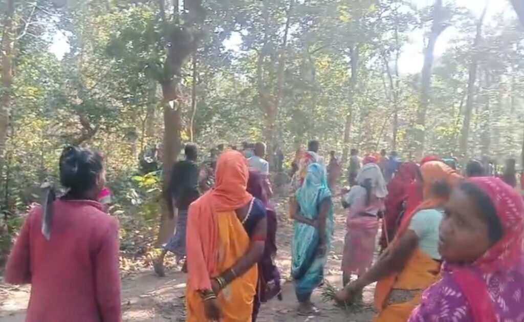 कोरबा में कूप कटिंग पर ग्रामीणों का उग्र विरोध, जंगल में काम रुकवाया, औजार किए जब्त