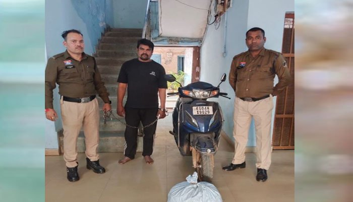गांजा बेचने की फिराक में पकड़ा गया आरोपी, स्कूटी से नकदी व संरक्षित वन्य जीव भी जब्त गांजा तस्कर पकड़ा