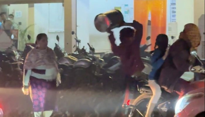 सैंडविच के पैसे पर झगड़ा हिंसक, मारपीट और तोड़फोड़ में घायल कई लोग मारपीट और तोड़फोड़