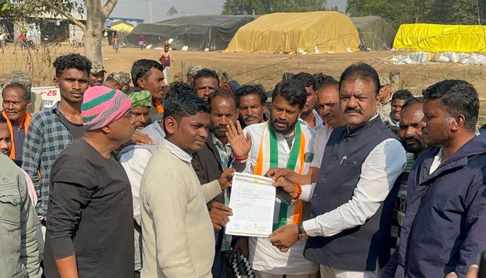 गरावंडकला धान खरीदी केंद्र में किसान कांग्रेस ने तालाबंदी कर अल्टीमेट दिया धान खरीदी केंद्र