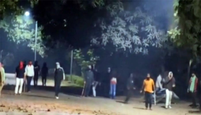 BHU में देर रात हंगामा, पुलिस का लाठीचार्ज, कई घायल BHU में देर रात हंगामा