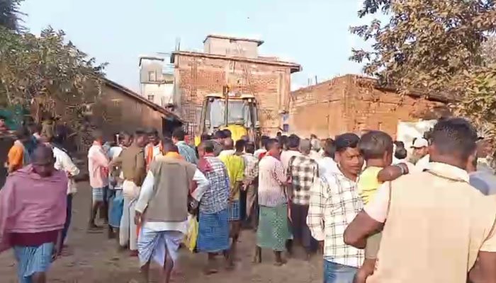 मोदी–साय के ‘गरीब कल्याण’ पर बुलडोजर! बकावंड में भाजपा समर्थित सरपंच की दबंगई, विधवा महिला को बेघर करने की कोशिश