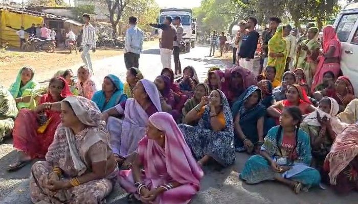 नवागांव में भूमि विवाद: हाईवे जाम, तनाव बढ़ा नवागांव में भूमि विवाद