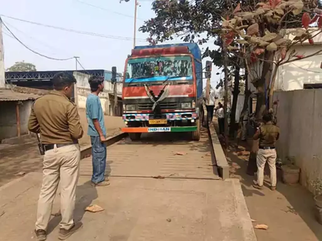 रायगढ़ में अवैध कबाड़ पर पुलिस का बड़ा एक्शन, गोदामों में छापेमारी से मचा हड़कंप रायगढ़ में अवैध कबाड़ पर पुलिस का बड़ा एक्शन, गोदामों में छापेमारी से मचा हड़कंप