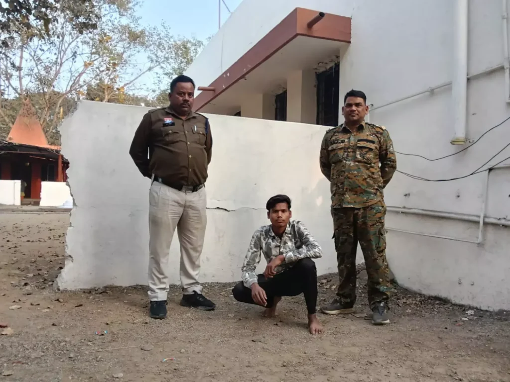 रायगढ़: फरसानुमा तलवार लहराने वाले युवक को पुलिस ने गिरफ्तार किया