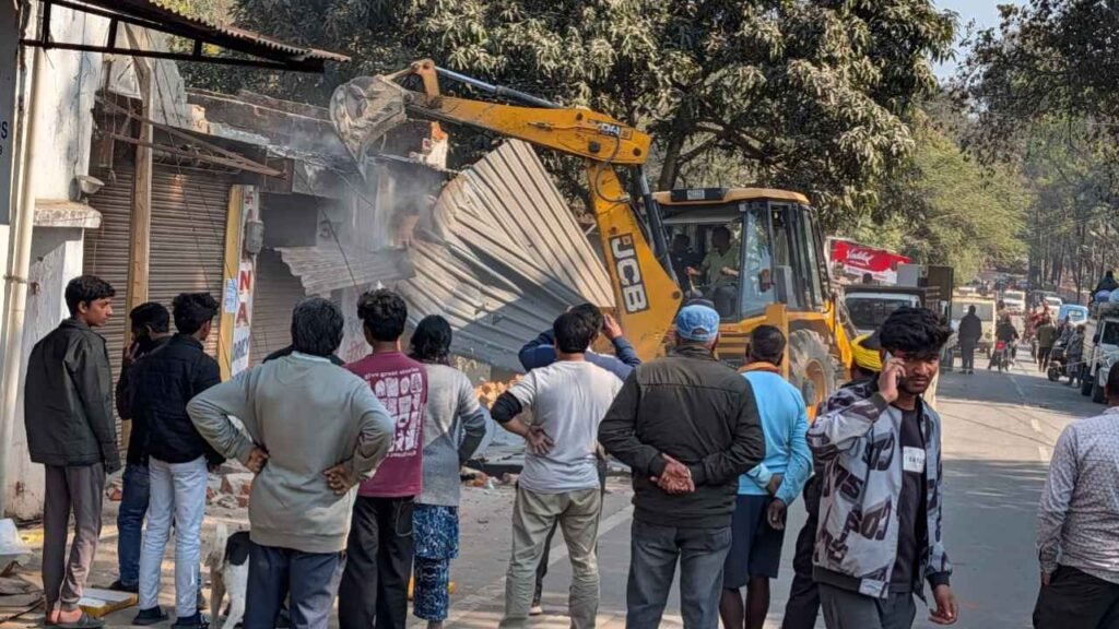 बिकापुर में कोर्ट परिसर निर्माण के लिए बुलडोजर कार्रवाई, 6 अवैध मकान जमींदोज