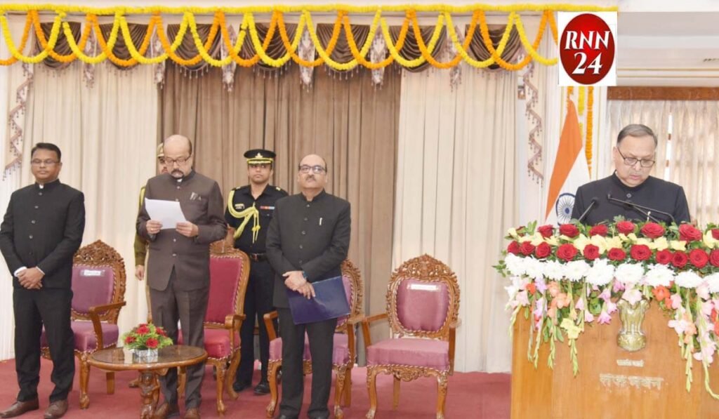 राज्यपाल डेका ने अमिताभ जैन को मुख्य सूचना आयुक्त एवं अग्रवाल और मिश्रा को राज्य सूचना आयुक्त पद की शपथ दिलाई राज्यपाल डेका ने अमिताभ जैन को मुख्य सूचना आयुक्त