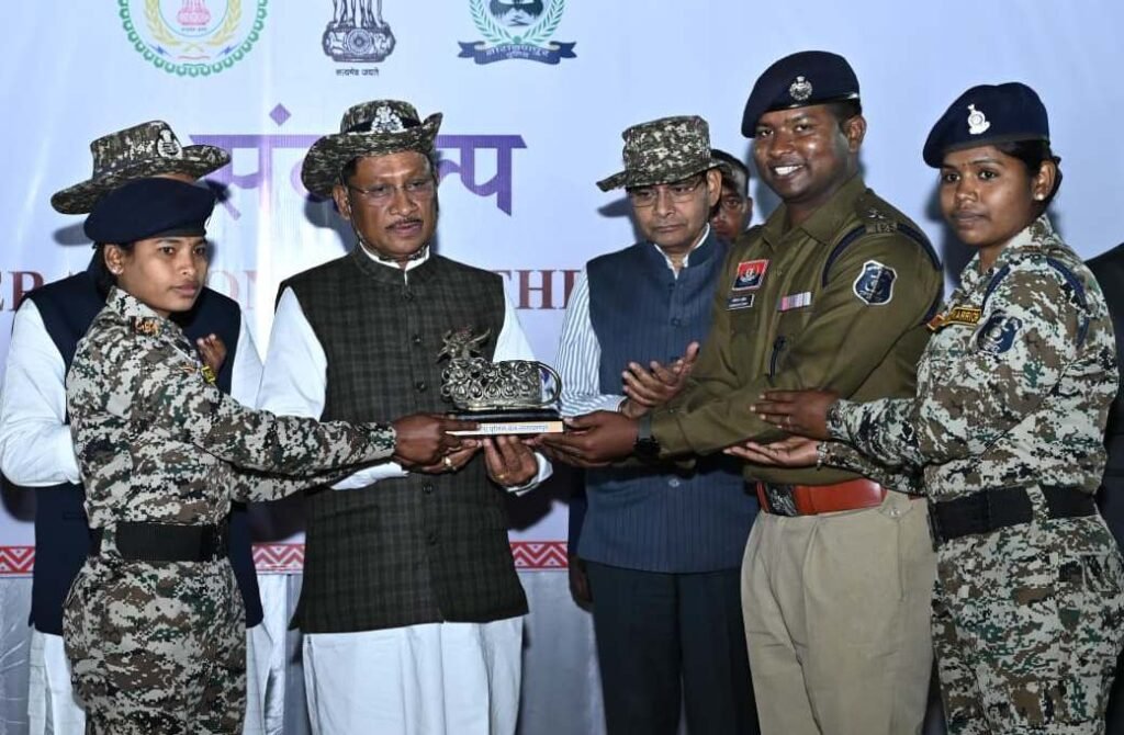 मुख्यमंत्री साय नारायणपुर में जवानों से मिले और हौसला बढ़ायाज…वानों के साथ किया रात्रि भोज