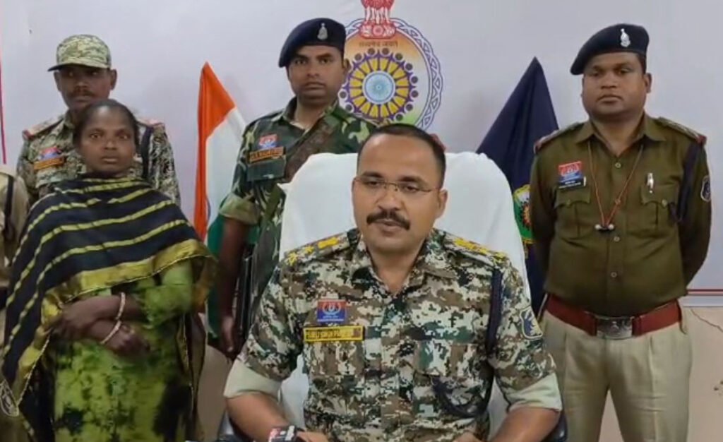 5 लाख की इनामी महिला नक्सली ने किया आत्मसमर्पण, धमतरी पुलिस को बड़ी सफलता महिला नक्सली ने किया आत्मसमर्पण