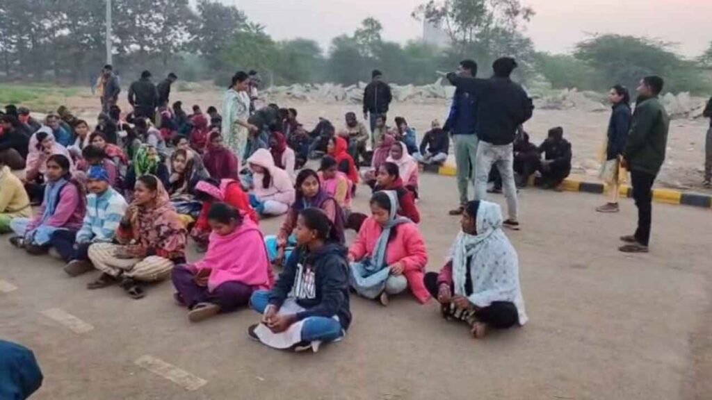 रायपुर में D.Ed अभ्यर्थियों का प्रदर्शन, परिजनों के साथ शिक्षा मंत्री गजेंद्र यादव के बंगले का घेराव करने पहुंचे