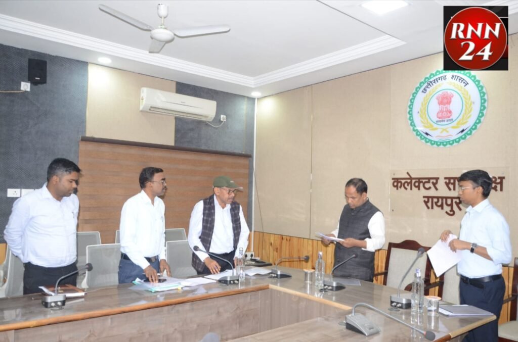 भूमि हस्तांतरण से संबंधित लंबित प्रकरणों का तत्काल निराकरण करने के निर्देश दिए – कलेक्टर डॉ. गौरव सिंह