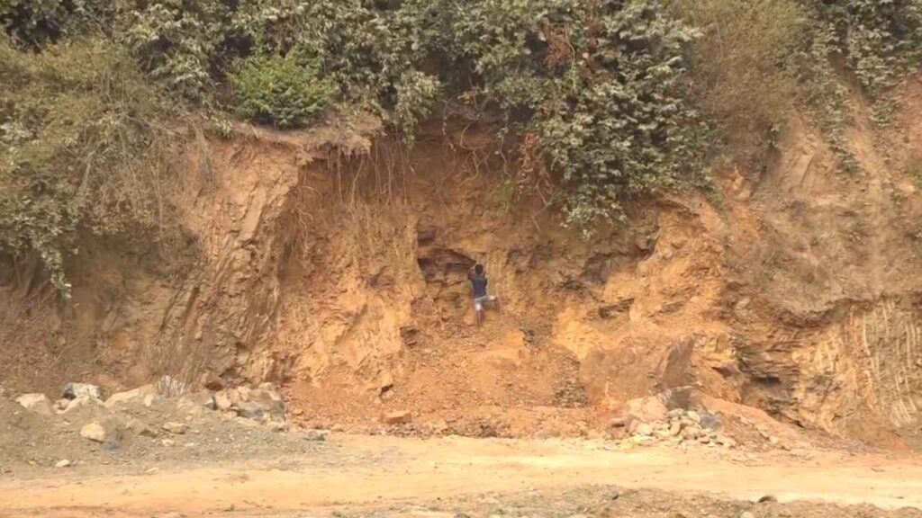 Ambikapur News: लुचकी घाट में पहाड़ों पर माफिया का कब्जा, JCB से कटान, प्रशासन हरकत में Ambikapur News: लुचकी घाट में पहाड़ों पर माफिया का कब्जा, JCB से कटान, प्रशासन हरकत में