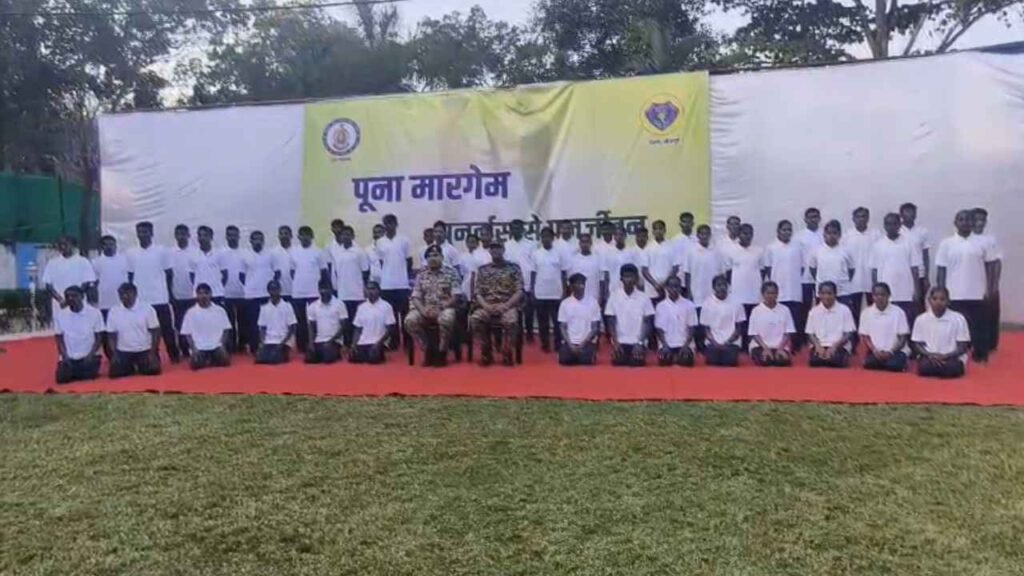 बीजापुर में नक्सलवाद को बड़ा झटका, 52 नक्सलियों ने किया आत्मसमर्पण बीजापुर में नक्सलवाद को बड़ा झटका, 52 नक्सलियों ने किया आत्मसमर्पण