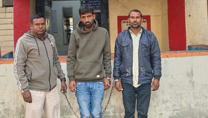 रामसागरपारा की दुकानों में चोरी करने वाला शातिर चोर गिरफ्तार, 50 हजार नकद बरामद