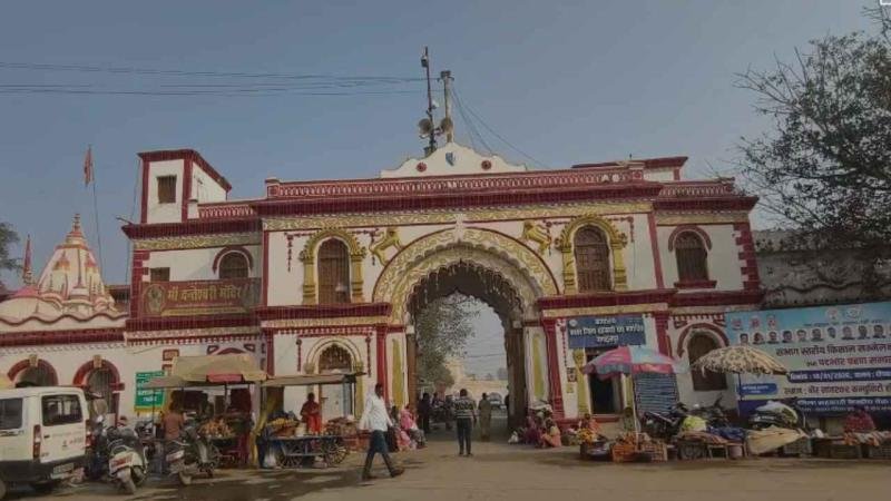 जगदलपुर दंतेश्वरी मंदिर में लाखों की चोरी, सोने के जेवरात ले उड़े चोर जगदलपुर दंतेश्वरी मंदिर में लाखों की चोरी, सोने के जेवरात ले उड़े चोर