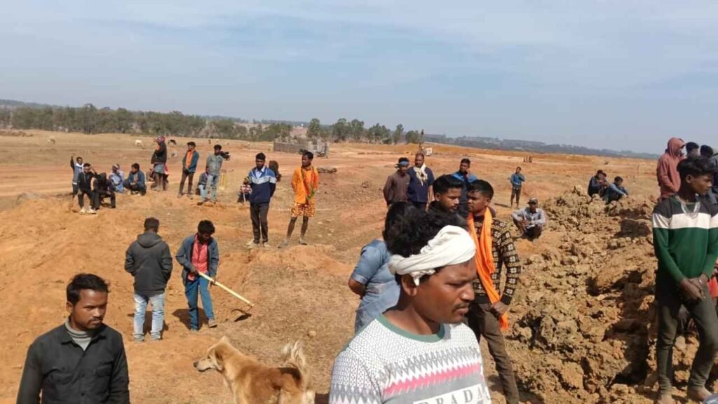 मैनपाट में किसानों को बिना मुआवजा दिए बॉक्साइट की माइनिंग, ग्रामीणों का फूटा आक्रोश तो कंपनी ने हटाई मशीनें