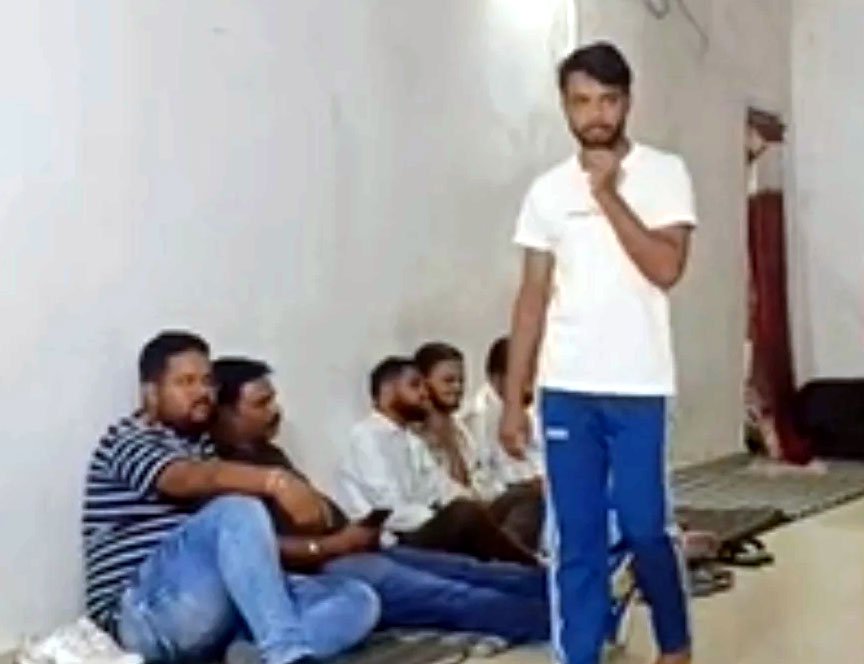 अर्धनग्न युवतियों के अश्लील डांस