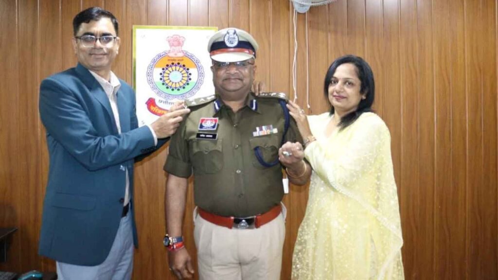 सरगुजा SSP राजेश कुमार अग्रवाल को पदोन्नति, IG ने लगाया कॉलर बैच