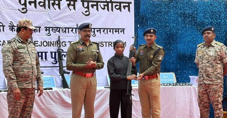 गृह मंत्री के बस्तर प्रवास से पहले बड़ा नक्सली सरेंडर, 76 लाख के इनामी माओवादियों ने किया आत्मसमर्पण