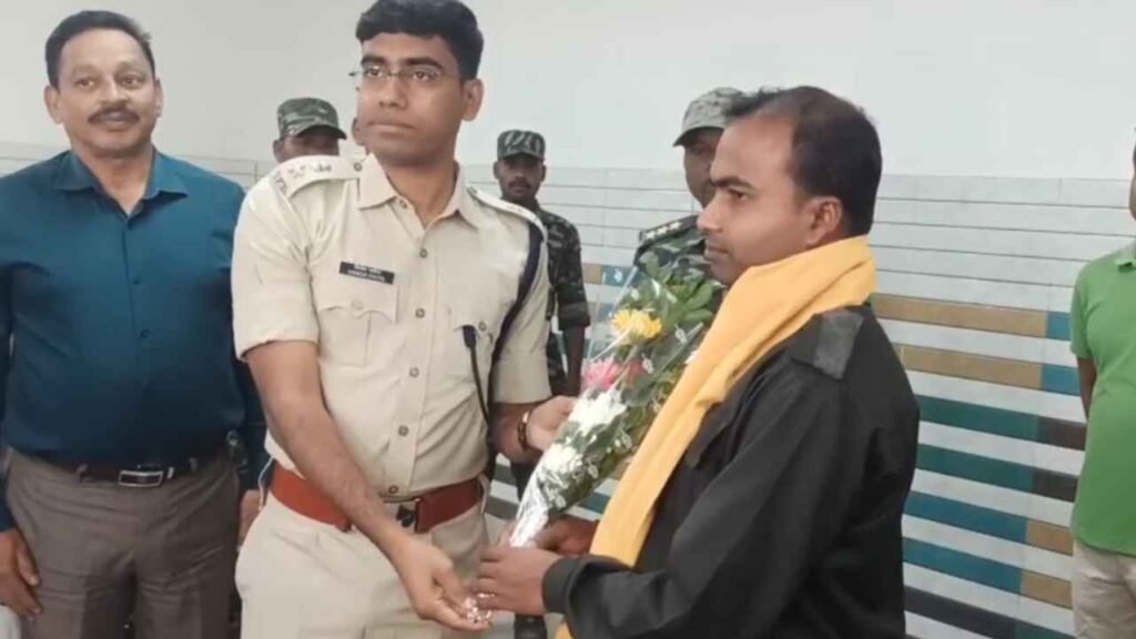 Naxal Surrender: सुकमा से लगे मलकानगिरी में नक्सली सुखराम ने किया सरेंडर, कई बड़ी घटनाओं में था शामिल