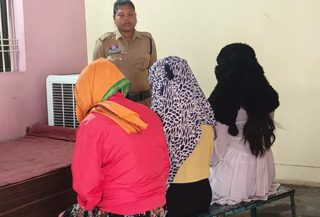 किराएदार की घिनौनी करतूत: दिन में शरीफ, रात में जिस्मफरोशी का धंधा…पुलिस ने रंगे हाथ दबोचा किराएदार की घिनौनी करतूत: दिन में शरीफ, रात में जिस्मफरोशी का धंधा…पुलिस ने रंगे हाथ दबोचा