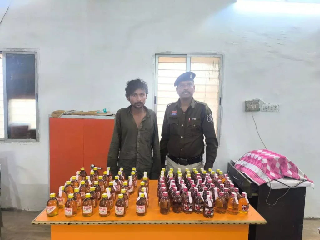 रायपुर में अवैध शराब पर बड़ी कार्रवाई, 100 पौवा के साथ आरोपी गिरफ्तार रायपुर में अवैध शराब पर बड़ी कार्रवाई, 100 पौवा के साथ आरोपी गिरफ्तार