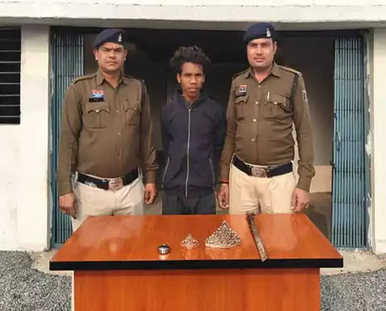 जांजगीर-चांपा में मंदिर से चांदी के मुकुट चोरी, CCTV से आरोपी गिरफ्तार जांजगीर-चांपा में मंदिर से चांदी के मुकुट चोरी, CCTV से आरोपी गिरफ्तार