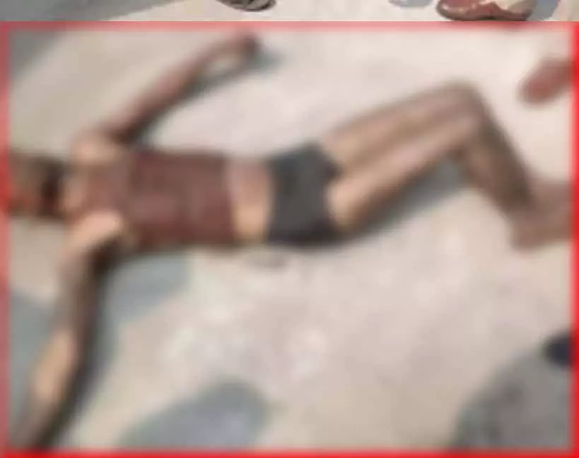 नाली में मिला युवक का शव, संदिग्ध हालात में मौत से सनसनी नाली में मिला युवक का शव, संदिग्ध हालात में मौत से सनसनी