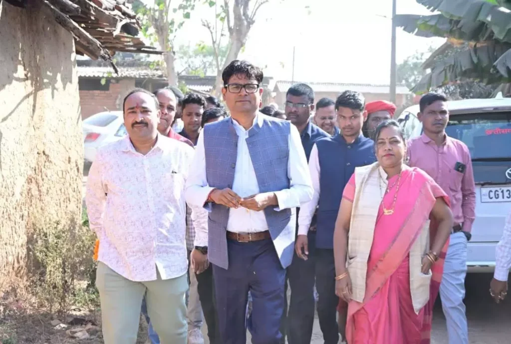 वित्त मंत्री ओ.पी. चौधरी का गुड़गहन दौरा, ग्रामीणों से सीधा संवाद वित्त मंत्री ओ.पी. चौधरी का गुड़गहन दौरा, ग्रामीणों से सीधा संवाद