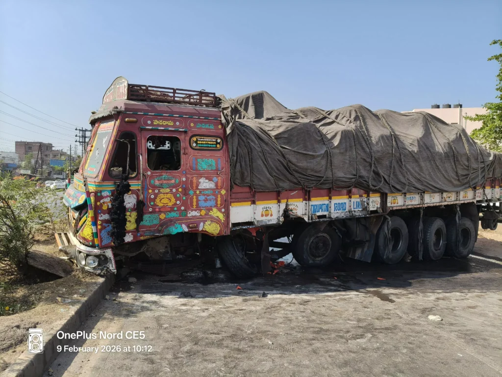 Raipur Road Accident: तेज रफ्तार ट्रक अनियंत्रित होकर डिवाइडर से टकराया, लंबा ट्रैफिक जाम