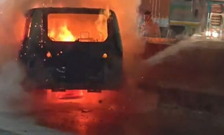 रायपुर में खौफनाक मंजर: बीच सड़क आग का गोला बनी चलती कार, यात्रियों ने ऐसे बचाई जान