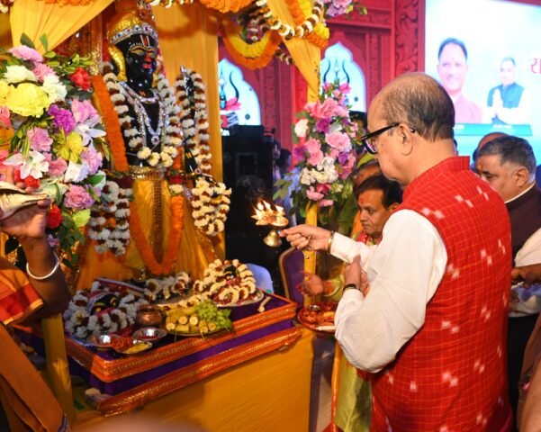 राज्यपाल रमेन डेका ने किए भगवान राजीव लोचन जी के दर्शन, प्रदेशवासियों की सुख-समृद्धि की कामना