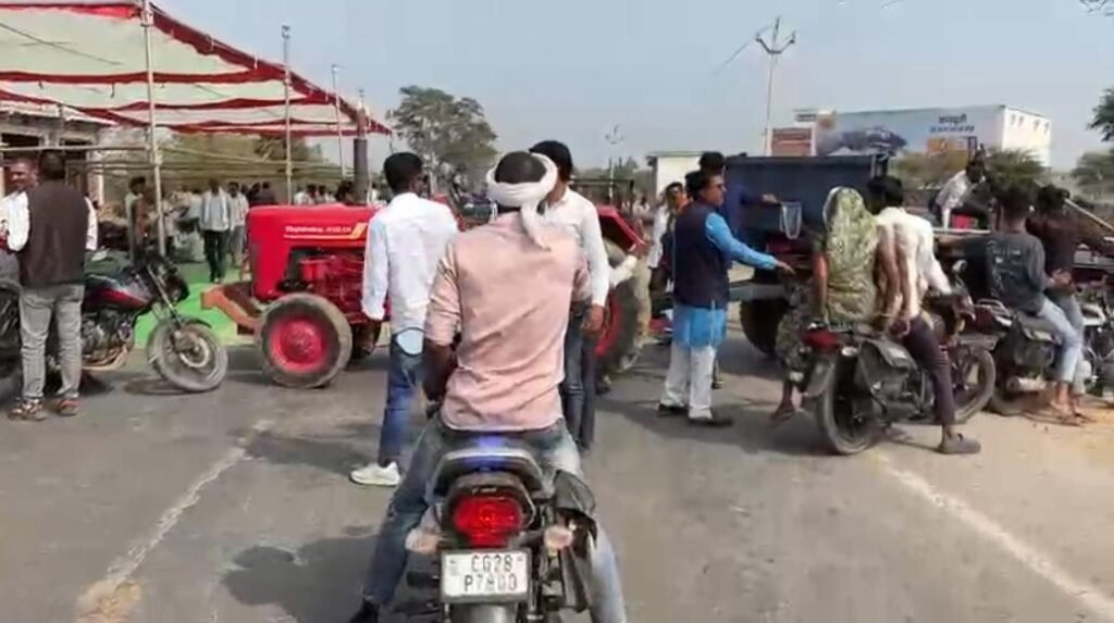 कबीरधाम में किसानों का बड़ा आंदोलन: कवर्धा-पंडरिया मार्ग पर चक्काजाम, गन्ने का भाव बढ़ाने और धान खरीदी समयसीमा बढ़ाने की मांग; शुगर मिल के पुराने बकाया पर गुस्सा