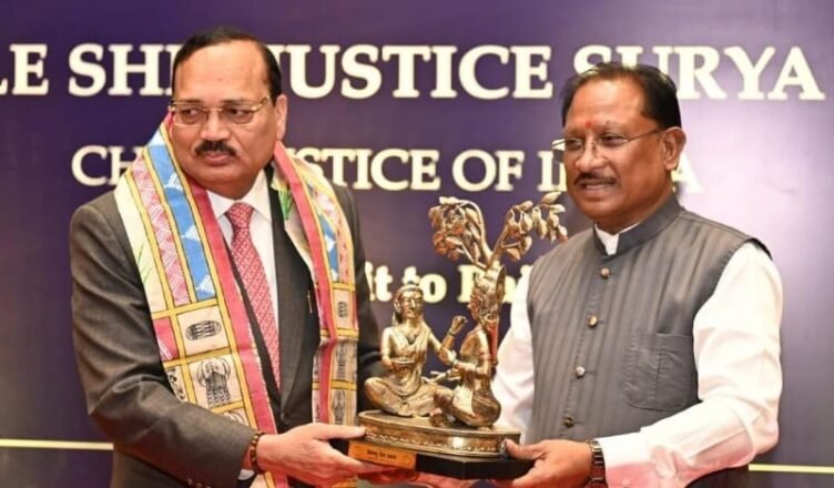 मुख्यमंत्री विष्णुदेव साय ने भारत के मुख्य न्यायाधीश न्यायमूर्ति सूर्यकांत का किया आत्मीय स्वागत